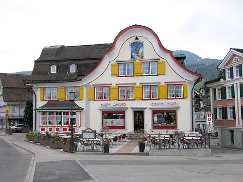Der Ortseingang von Appenzell mit der Drehscheibe des Künstlers Roman Signer (rechts unten).