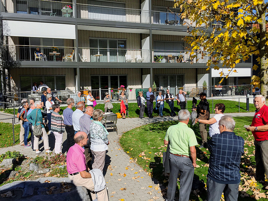 Die Gemeinde Bühler im Appenzeller Mittelland hat Projekte für alle Generationen entwickelt - eine Veranstaltung für die in der Gemeinde lebenden Rentnerinnen und Rentner, einen Treffpunkt für junge Leute und einen Karaoke-Abend für alle Altersgruppen.