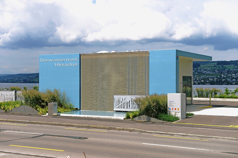 Die Überbauung Horgen-Promenade kommt bei der Versorgung mit Heizwärme, Warmwasser und Kälte (Raumklimatisierung) seit Ende 2012 ohne fossile Energien aus. Als Wärme- und Kältequelle dient der Zürichsee. Wärmepumpen stellen das gewünschte Temperaturniveau sicher. Im Bild: Das Seewasserwerk, bei dem Wasser aus dem Zürichsee entnommen wird, um es für den Wärmeverbund Horgen-Promenade und parallel auch für die Bereitstellung von Trinkwasser zu nutzen.