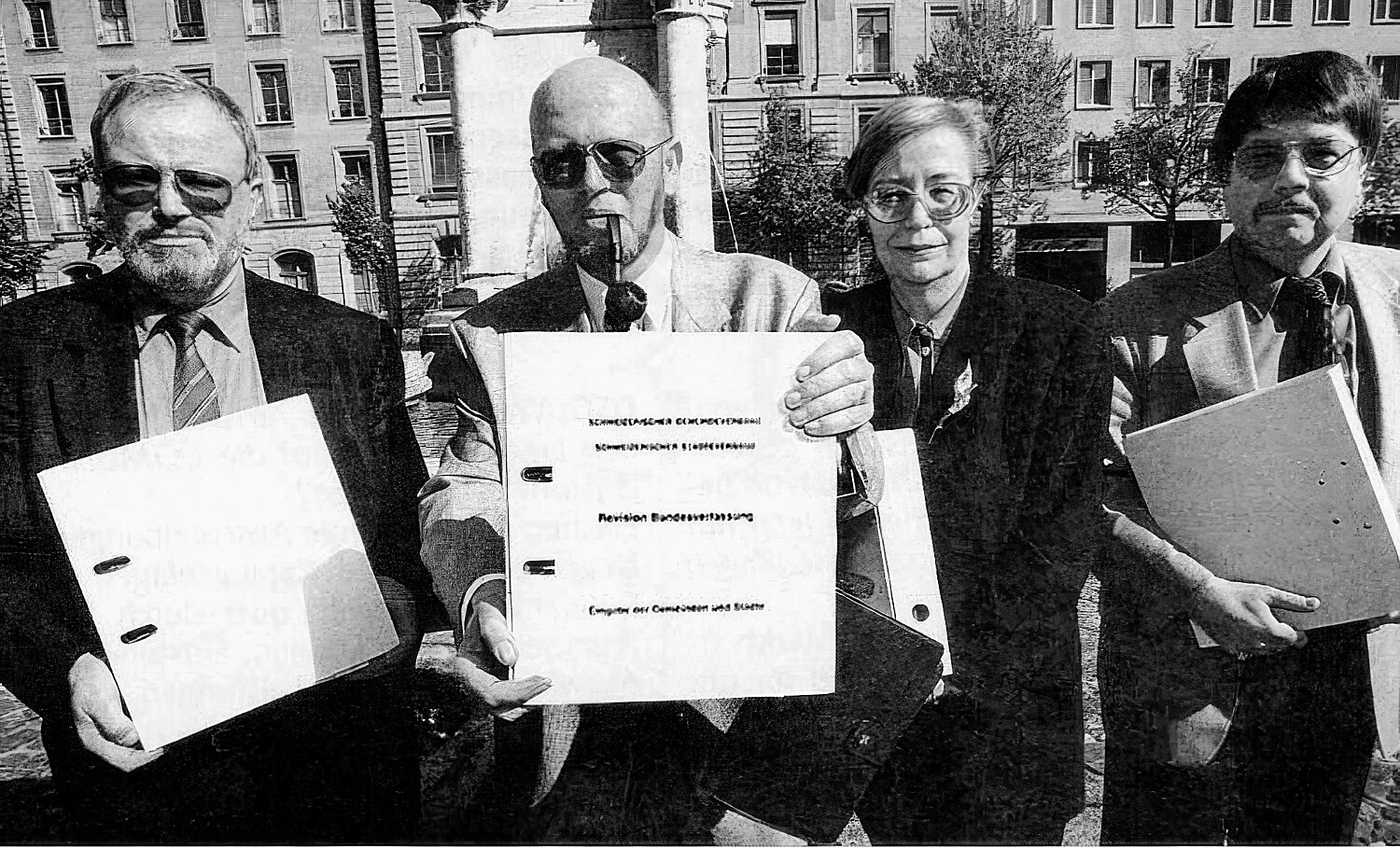 Die SGV- und SSV-Verbandsspitzen bei der Übergabe der Petition im Jahr 1997. Von links: Sigisbert Lutz, Generalsekretär SGV, Urs Geissmann, Direktor SSV, Yvette Jaggi, Präsidentin SSV, Ulrich Isch, Präsident SGV.