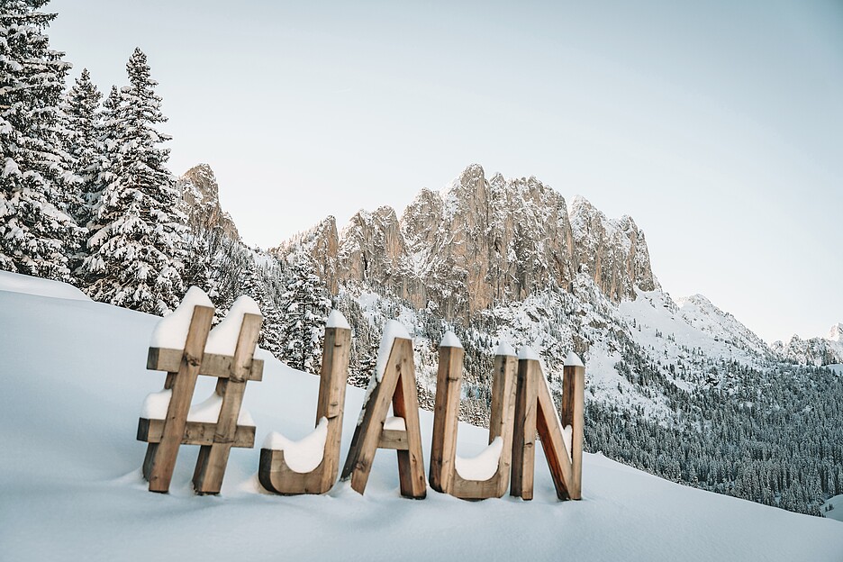 Blick auf die Gastlosen, das touristische Aushängeschild der Region.