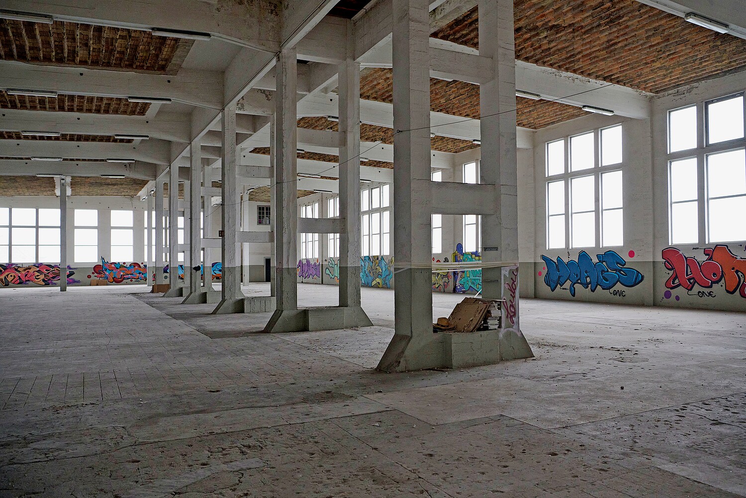 Die leeren Industriehallen im Attisholz-Areal werden bald zu Wohnungen und Gewerbeflächen umgebaut.