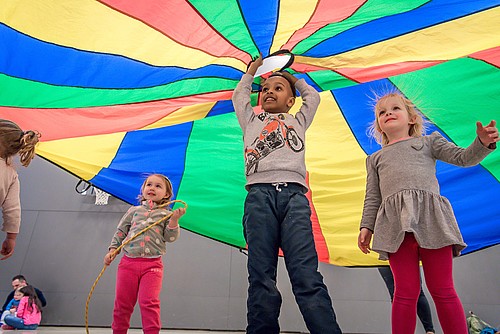 Offene Turnhallen sollen Kinder gerade im Winter zu mehr Bewegung animieren. Hier ein Bild eines Anlasses im Rahmen des Programms «MiniMove» der Stiftung IdéeSport.
