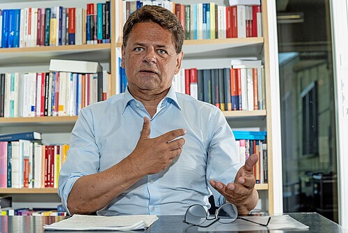 Der Politikwissenschaftler Adrian Vatter glaubt, dass Gemeindepolitikerinnen und -politiker im nationalen Parlament das Funktionieren des politischen Systems der Schweiz stärken.
