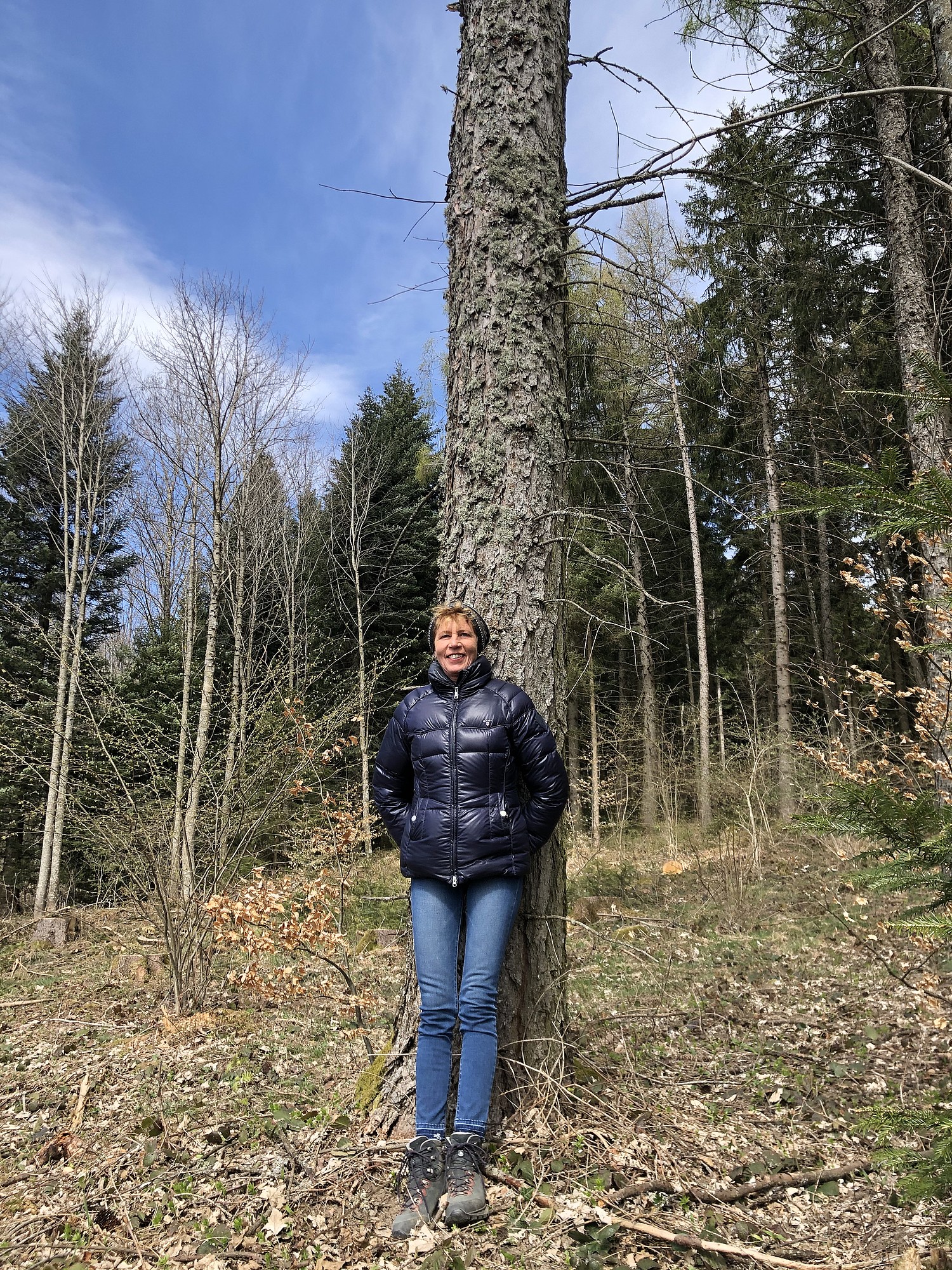 Eine Gemeindepräsidentin setzt sich für einen nachhaltig bewirtschafteten Wald ein: Valérie Jeanrenaud, Gemeindepräsidentin im Waadtländischen Burtigny, sieht im Wald viel Potenzial für mehr Lebensqualität.
