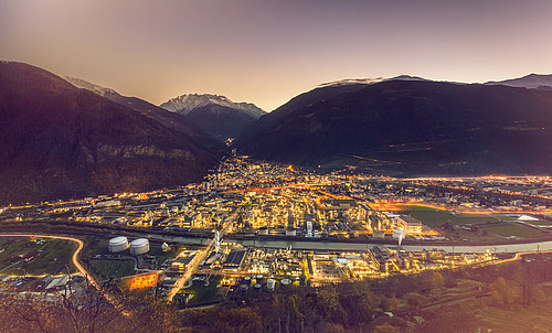 Zugpferd der rasanten wirtschaftlichen Entwicklung im Wallis ist der internationale Pharmakonzern Lonza, der seinen Standort in Visp massiv ausbaut. Von der Öffentlichkeit oft unbemerkt, siedeln sich aber auch neue Unternehmen im Oberwallis an.