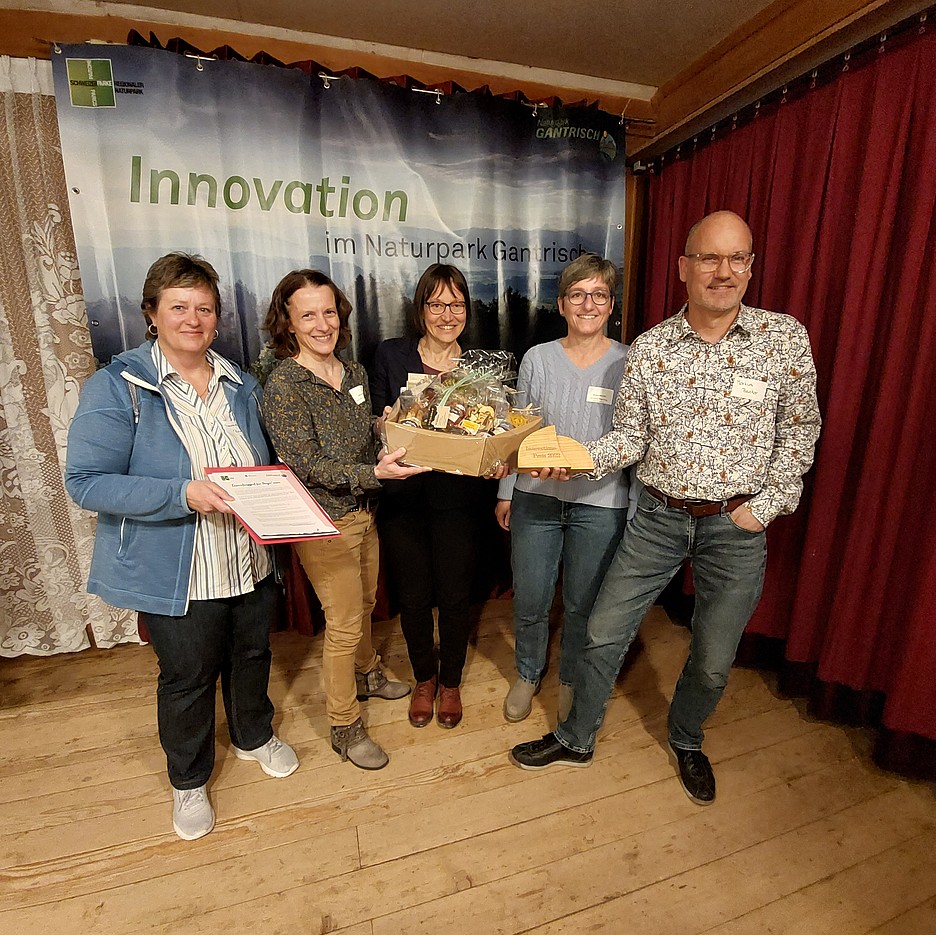 Der Verein Altersnetzwerk hat 2022 den Innovationspreis des Naturparks Gantrisch in der Kategorie Gesellschaft gewonnen. Der Vorstand und die Altersbeauftragte freuen sich an der Preisverleihung über die Auszeichnung ihrer Arbeit.