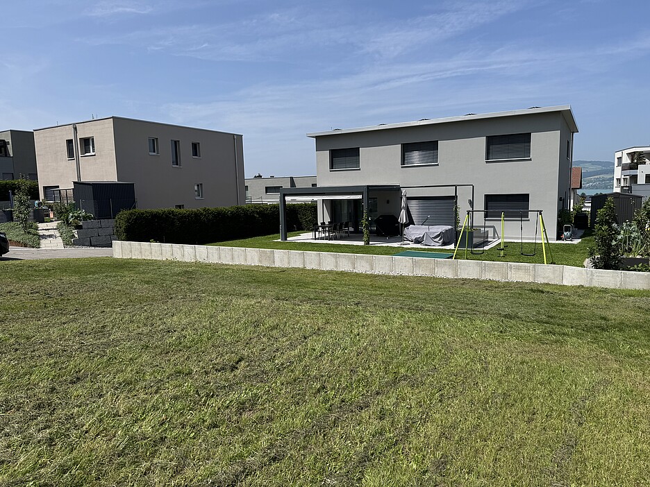 Nach dem Ereignis wurden Betonstellplatten als Schutzmauer gegen Oberflächenabfluss erstellt. Dies ermöglicht den Rückhalt und kontrollierten Abfluss.