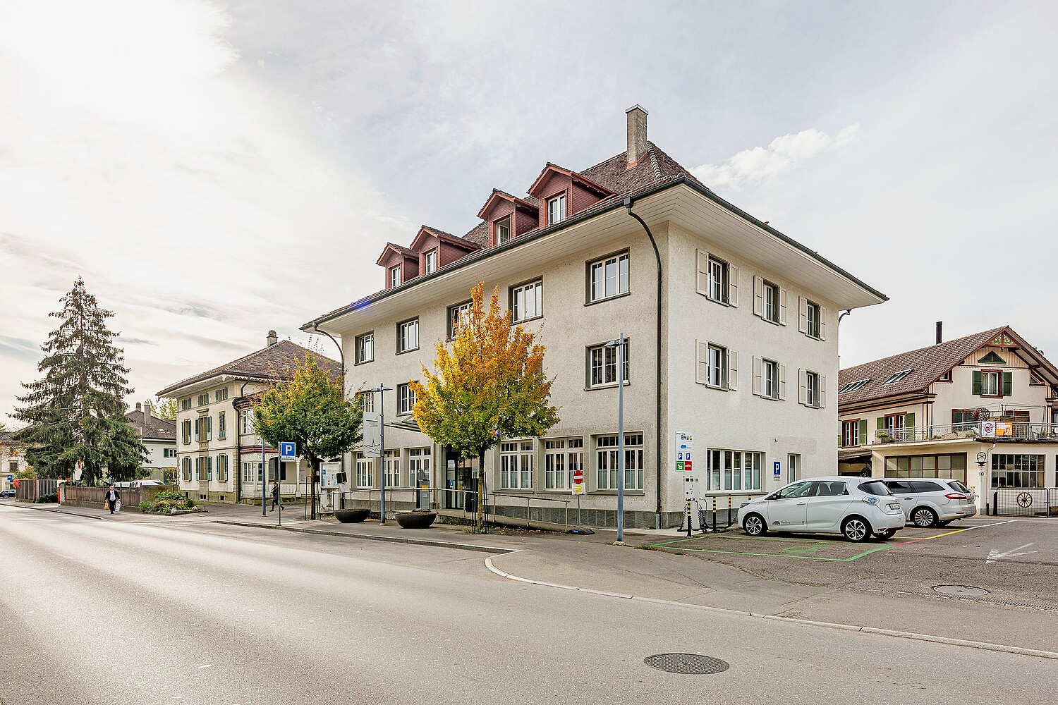 Das Gemeindehaus von Münchenbuchsee im Herbst.
