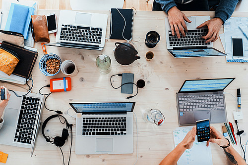 Ein Grundkurs Digital-Pionier vermittelt Kenntnisse und Tricks zur erfolgreichen Auslösung und Führung von Digitalisierungsprojekten in Gemeinden, bietet Möglichkeiten zum Erfahrungsaustausch und zum Coaching bestehender Projekte der Teilnehmenden.