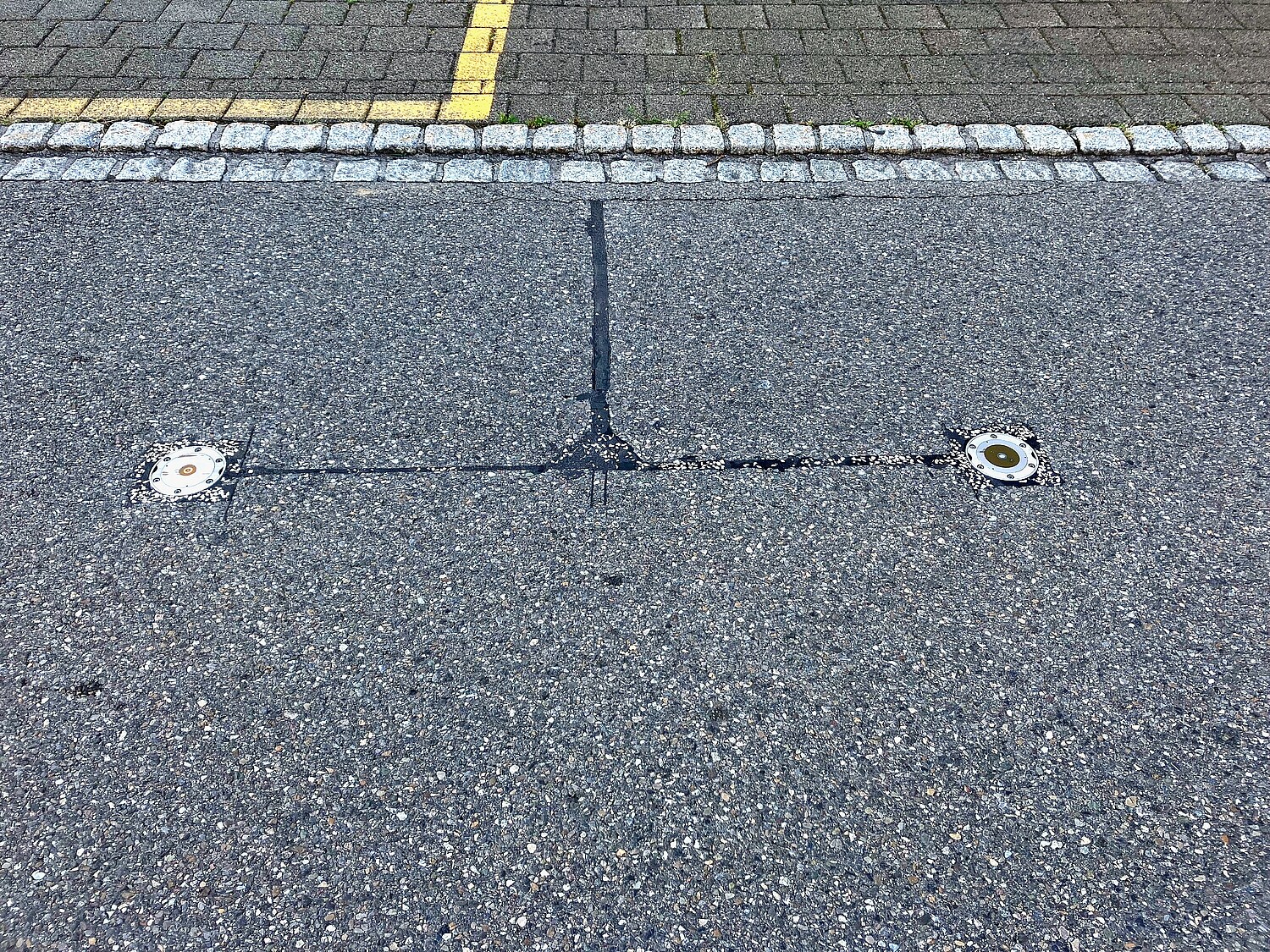 Für die Messung der Bodentemperatur wurden in Berikon (AG) zwei Sensoren im Strassenbelag eingelassen.