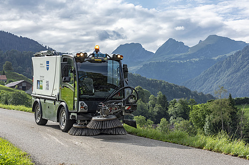 Ein Konzept, das ökologische Produktion mit sozialem Engagement und gemeinnütziger Arbeit verbindet, ist A+B Insieme aus dem Toggenburg. Der schweizweite Bring- und Holservice von Strassenbesen mit Nachbestückung in lokalen Behindertenheimen wurde im Sommer 2020 lanciert.