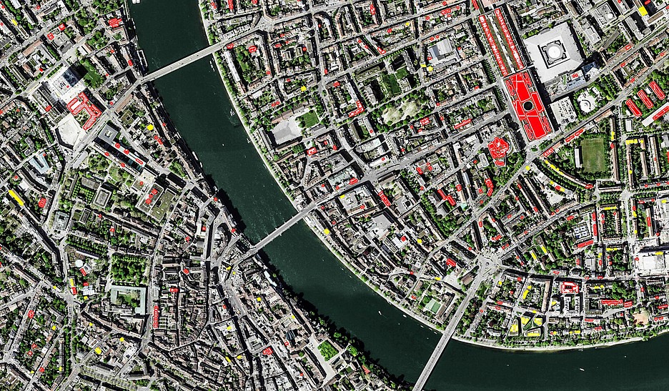 Erkannt durch künstliche Intelligenz: Die PV-Anlagen (rot) und die solarthermischen Anlagen (gelb) im Zentrum der Stadt Basel. Rechts oben das mit Photovoltaik ausgestattete Dach des Messekomplexes.