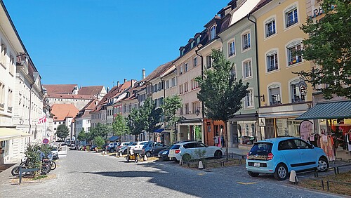 Bäume und grüne Inseln in der denkmalgeschützten Pierre-Péquignat-Strasse.