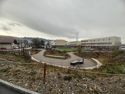 Bepflanzte Böschungen statt hohe Zäune: Aus der Versickerungsanlage wurde ein öffentlicher Freiraum.