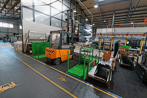 Verkehrswege müssen deutlich gekennzeichnet werden, zum Beispiel mit gelben Markierungen.