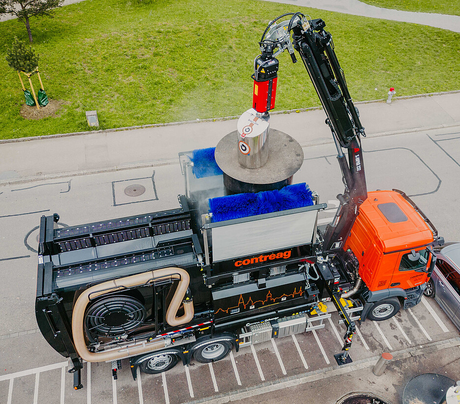 Das Fahrzeug für die Unterflurcontainer-Reinigung in Aktion.
