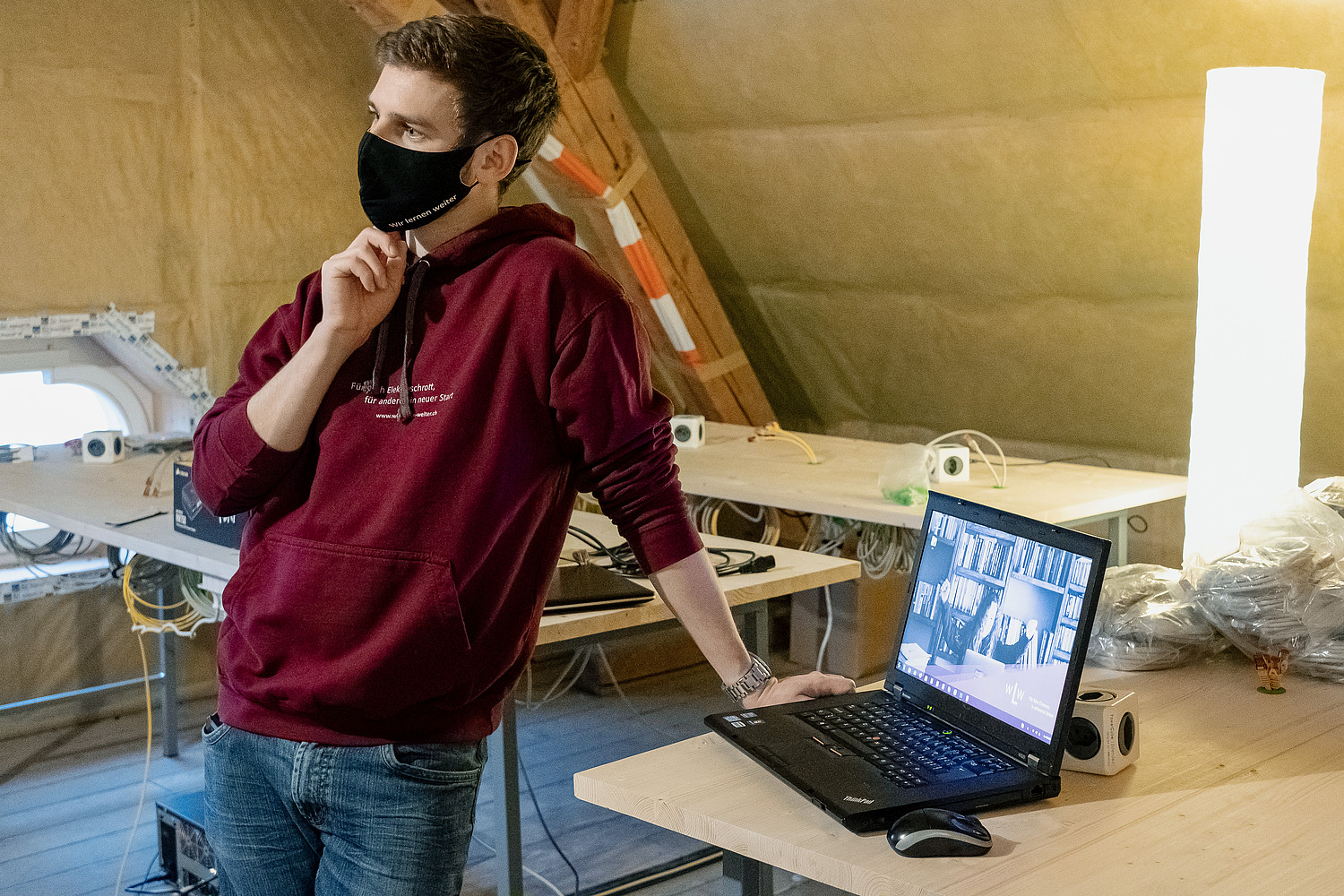 Der 27-jährige Tobias Schär ist Gründer des Vereins «Wir lernen weiter». Seine Idee: gebrauchte Laptops sammeln, sie neu aufrüsten und an Bedürftige weitergeben. Damit die Digitalisierung niemanden aussen vor lässt.