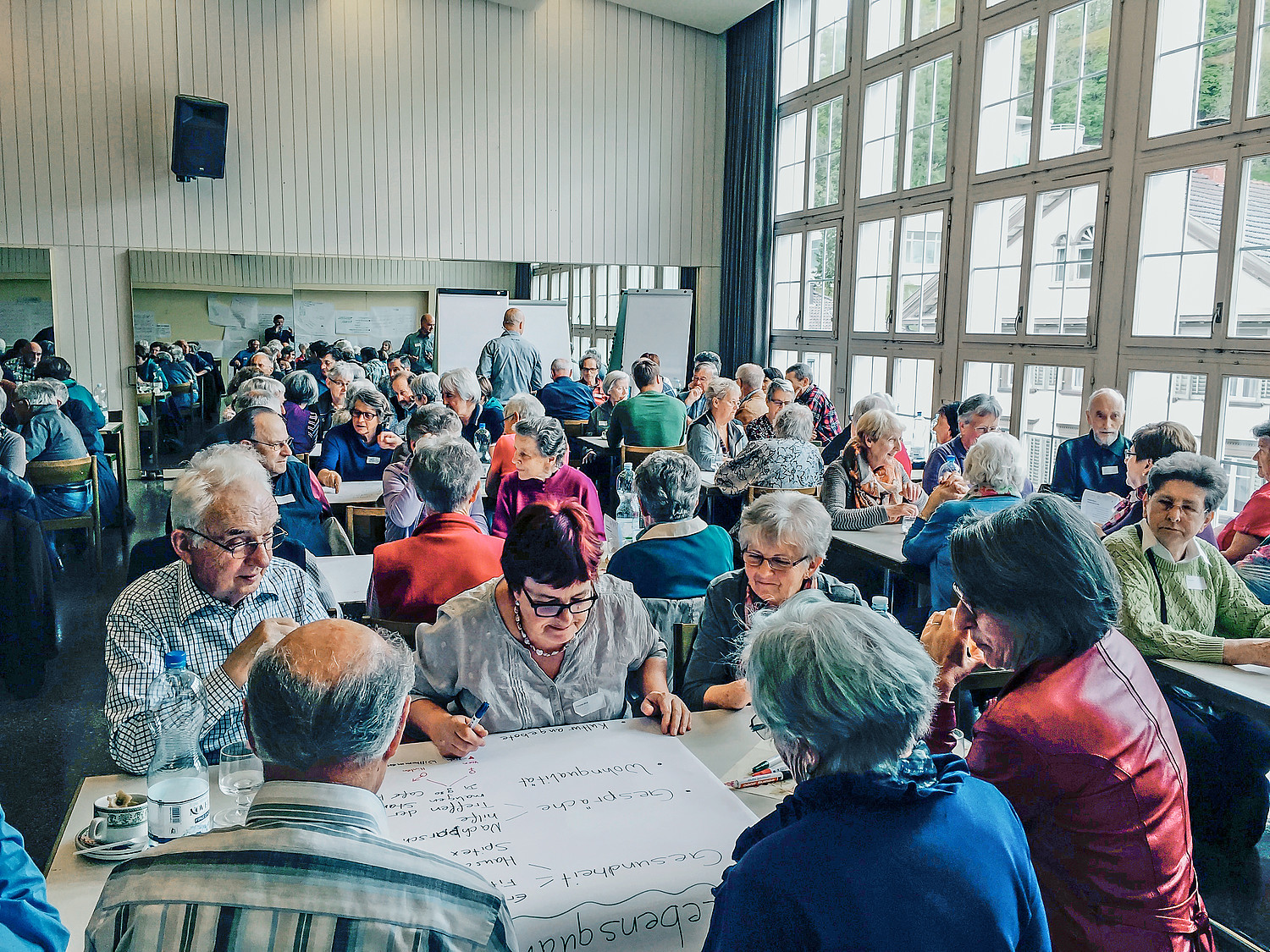 Hier befassen sich die Direktbetroffenen selbst mit Fragen der Lebensqualität und Gesundheit im Alter: Blick in ein Treffen des kommunalen «Netzwerks 60+» im Toggenburger Städtchen Lichtensteig.