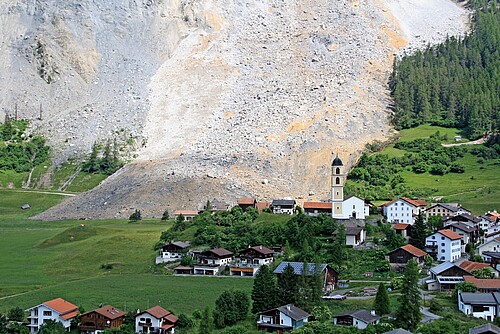 Unmittelbar vor dem Dorf Brienz stoppte der Rutsch am 16. Juni.