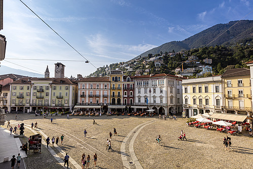 Piazza Grande in Locarno: Noch finden die grossen und kleinen Tessiner Gemeinden genug Gemeindepersonal.