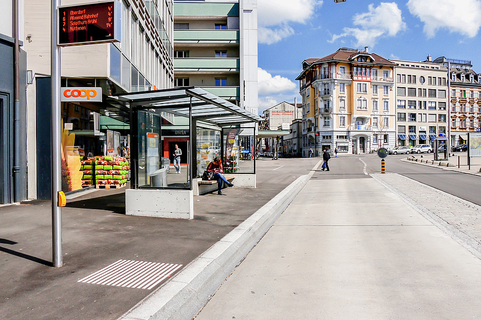 Werden Linien und Abfahrtsinformationen direkt bei der Einstiegsmarkierung angeordnet und auf Anforderung auch akustisch ausgegeben wie hier in Solothurn, sind sie auch für blinde und sehbehinderte Fahrgäste zugänglich. 