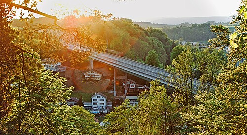 Die Autobahnbrücke überspannt einen Teil des Dorfes Flamatt (FR).