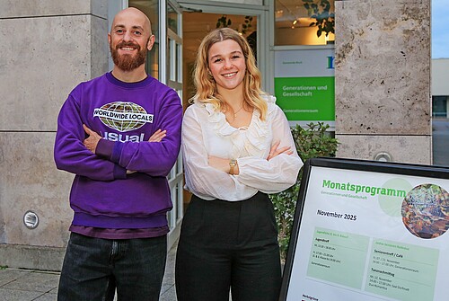 Patrick Bütikofer (Gemeindeanimator HF) und Rahel Heini (Gemeindeanimatorin in Ausbildung) vor dem Generationenraum in Rotkreuz.