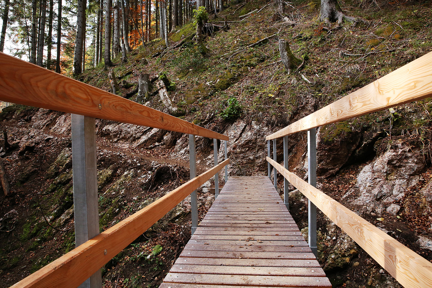 Die neue Brücke Schwanten – Ziegelbach in Schänis verbessert den Wanderweg deutlich. Eine besondere Bewilligung war nicht notwendig, da es sich um einen Ersatzbau auf einem im kantonalen Netzplan eingetragenen Wanderweg handelt, 