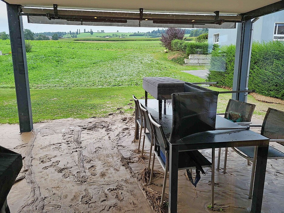 Die Wassermassen liefen in Nottwil (LU) über die Wiese direkt auf die Siedlung zu und drangen durch Lichtschächte und über einen Kellereingang ins Gebäude ein.