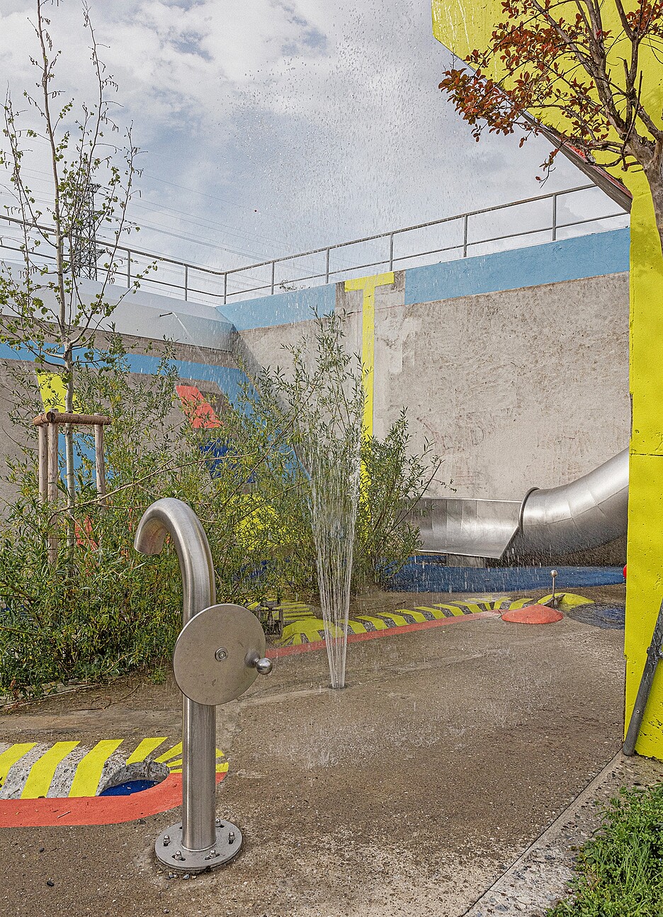 Pflanzen und Wasserspiele bringen Frische in die Welt aus Beton.