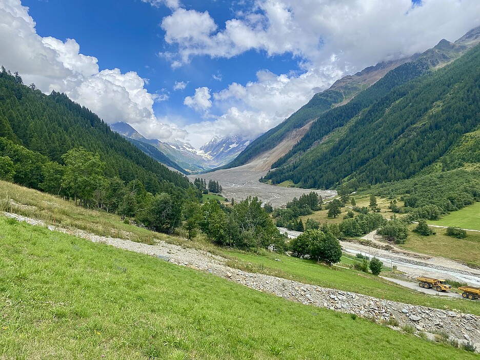 Blick von Wiler auf den Schuttkegel des Bergsturzes von Blatten. 