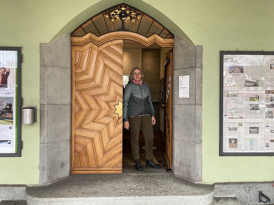 Sandra Reinhart im Eingang des Stadthauses von Amriswil. Auch darin ist es derzeit kühler als gewöhnlich.