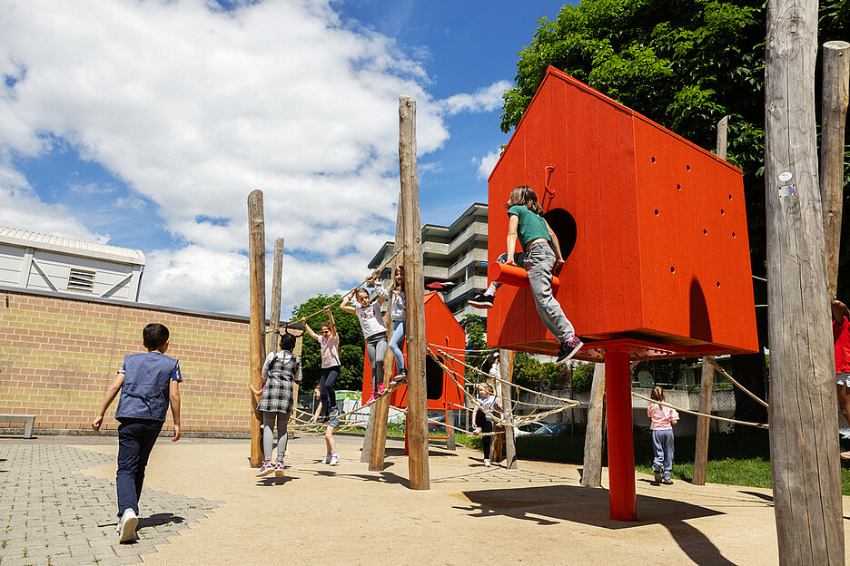Die verschiedenen Spielmöglichkeiten fördern die Entwicklung der Kinder.