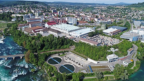 Weite Teile der Gemeinde Neuhausen werden mit Abwärme aus der Abwasserreinigungsanlage Röti (im Vordergrund), die im Kesselhaus auf dem Industriegebiet (im Hintergrund) erhitzt wird, versorgt.