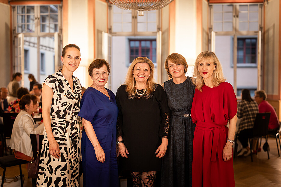 Claudia Kratochvil (Direktorin Schweizerischer Gemeindeverband), Doris Schmidauer (First Lady Österreich), Cornelia Stamm Hurter (Regierungsrätin SH), Elke Büdenbender (First Lady Deutschland), und Priska Seiler Graf (Nationalrätin ZH, Vorstandsmitglied Schweizerischer Gemeindeverband).