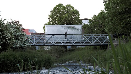 Wasserschleier auf der Vorstadtbrücke in Dietikon, Kirchstrasse. Eine Klanginstallation nach der Idee von Andres Bosshard, realisiert im Mai 2022.