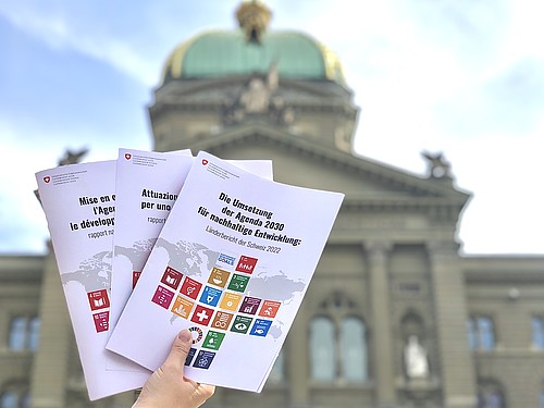 Der Länderbericht der Schweiz vor dem Bundeshaus.