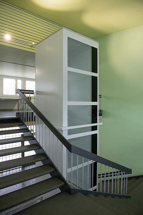 Der neue Vertikallift hilft Robin, die Schulgeschosse im Rollstuhl zu bewältigen.