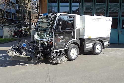 Ein Wischfahrzeug mit Elektroantrieb der Gemeinde Ittigen.