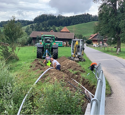 Verlegung von Glasfaserleitungen in Luthern (LU). 