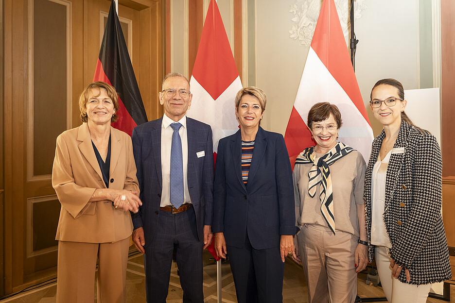 Hoher Besuch: Hannes Germann (scheidender SGV-Präsident) und die neue Verbandsdirektorin Claudia Kratochvil (rechts) begrüssen Bundesrätin Karin Keller-Sutter (Mitte) und die beiden First Ladys Elke Büdenbender (links) und Doris Schmidauer.