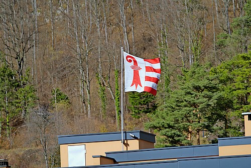 Eine Flagge des Kantons Jura auf einem Gebäude in Moutier.
