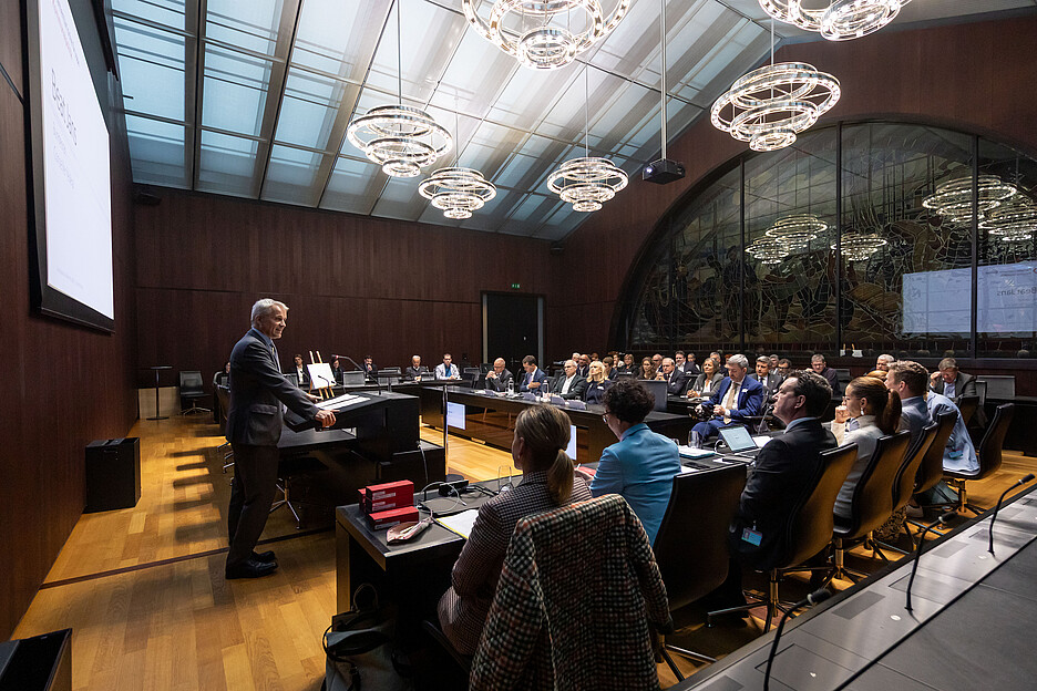 Bundesrat Beat Jans während seiner Rede vor den rund 50 Anwesenden.