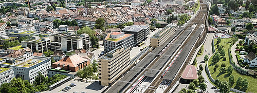 Der geplante Bahnhof Liestal nach seinem Umbau: Rechts im Bild die neuen Eingänge zu den Personenunterführungen sowie die Fuss- und Veloverbindung entlang der Bahn.