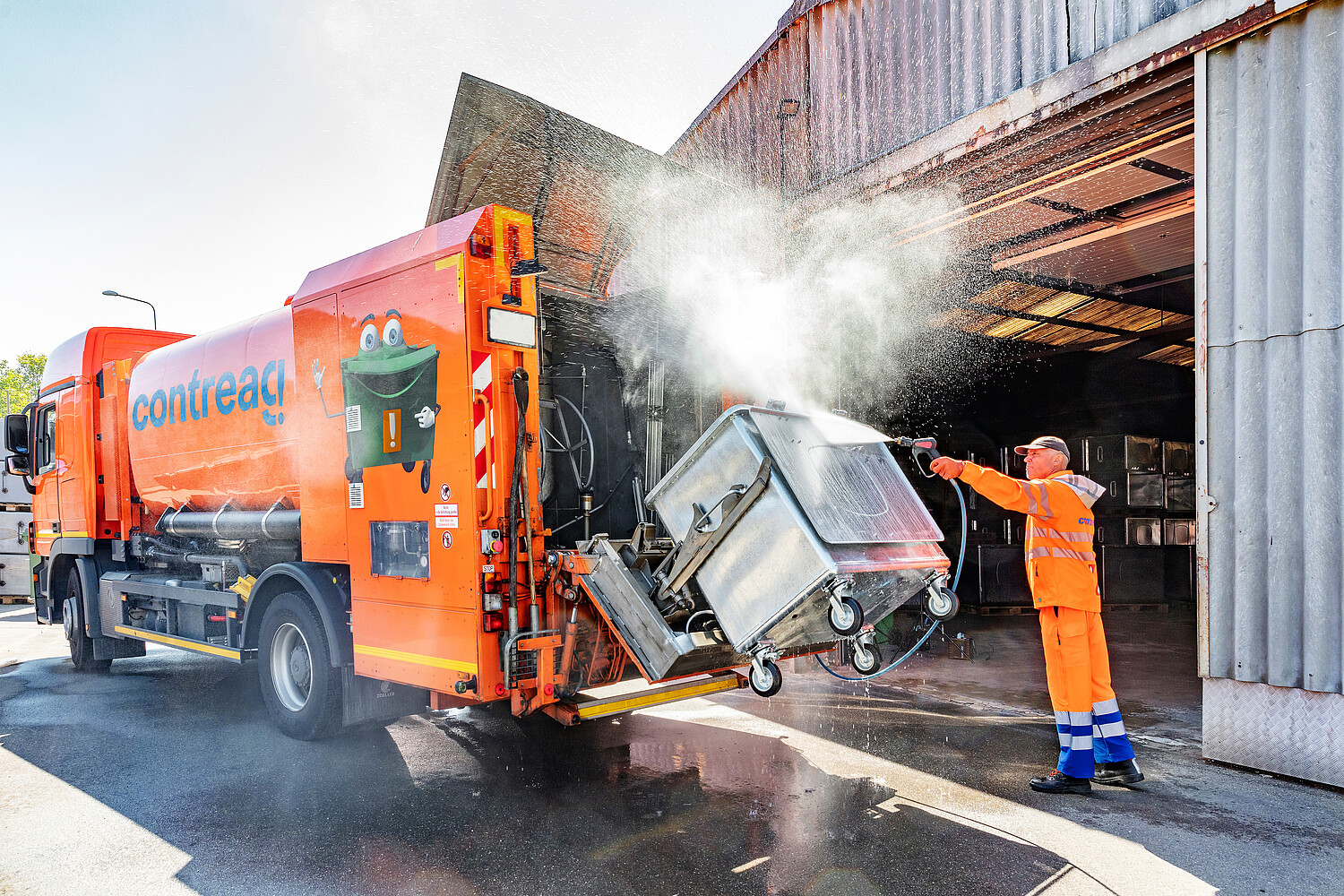 Reinigungsfachmann während der Container-Aussenreinigung.