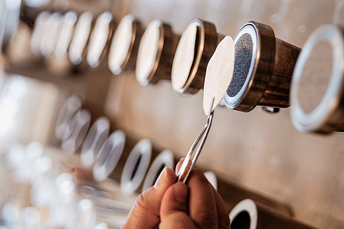 Die Qualität des Trinkwassers muss in öffentlichen Gebäuden regelmässig kontrolliert werden.