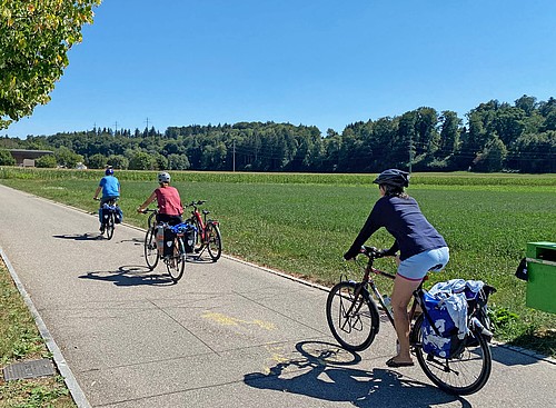 Velofahrerinnen auf der Route zwischen Zuchwil und Derendingen.