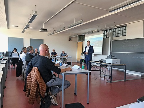 Ivan Buck, Direktor der Luzerner Wirtschaftsförderung, begrüsst das Publikum am Workshop vom 25. Oktober 2022 in den Räumlichkeiten der Hochschule Luzern.