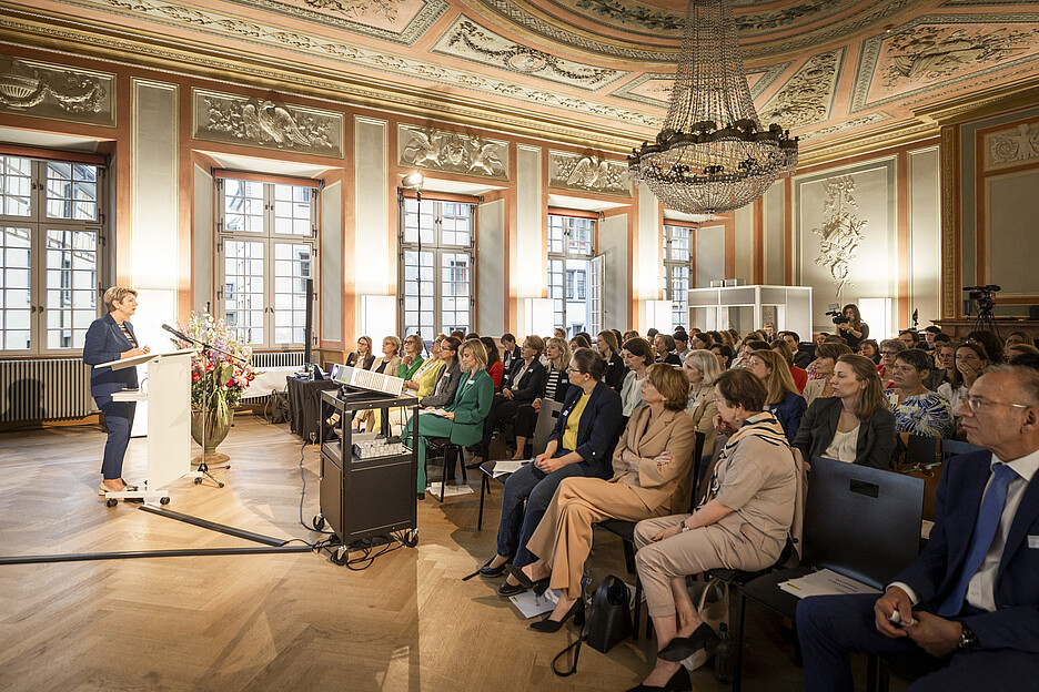 Bundesrätin Karin Keller-Sutter: «Frauen müssen mehr leisten als Männer, um Erfolg zu haben.»